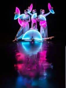 LED Light Show Performer mit schönen Fächern