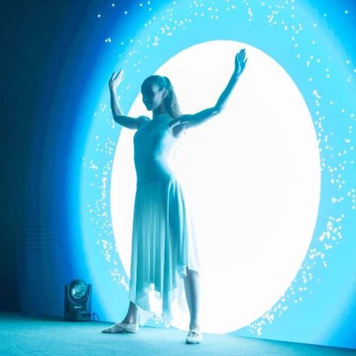 Künstlerin ist vor einer Lichtkugel beim video interaktion showact